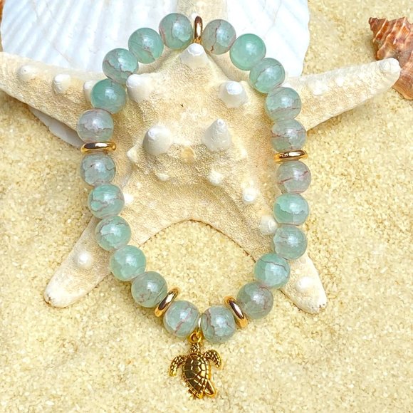 Beaded bracelet - light green and gold tone with turtle charm - Picture 1 of 1